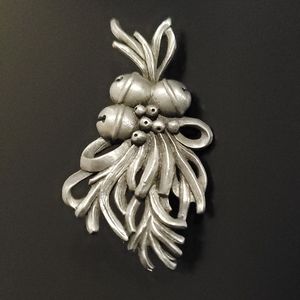 Vintage 1992 Seagull Pewter Mistletoe Bells Brooch